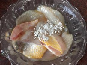 再加入薯粉搅拌均匀