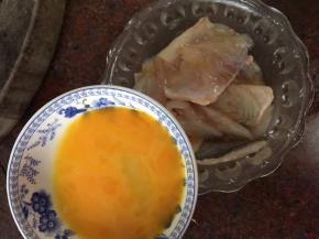 然后分多次加入鸡蛋液搅拌均匀