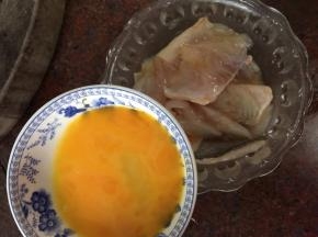 然后分多次加入鸡蛋液搅拌均匀