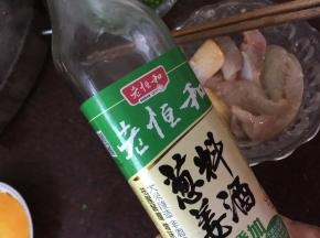 然后加入葱姜料酒腌制两个小时