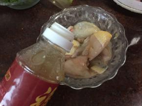 鱼片入锅煎前淋入少许油