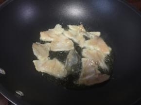 锅里热油后放入鱼片煎至两面金黄即可
