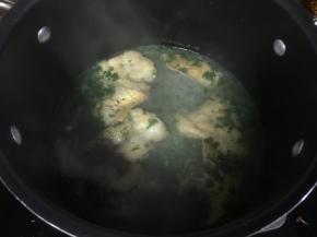 倒入煎好的鱼肉煮一下