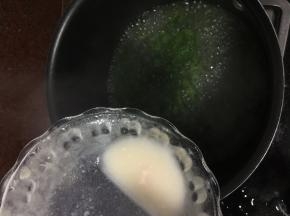 锅里烧开100ml水后放入荠菜末，出锅前加入2g盐、和水淀粉勾芡