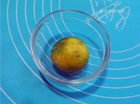 用盐擦一下柠檬和香橙表皮并清洗干净；