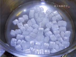 奶锅里倒入纯净水和冰糖煮开至冰糖融化即可关火；