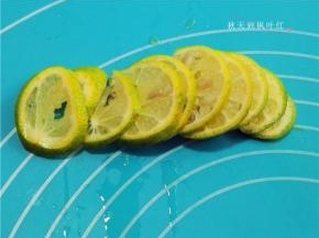 将柠檬切片备用；