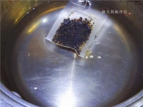放入一个红茶包；