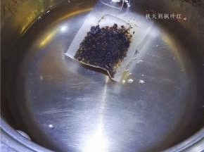 放入一个红茶包；