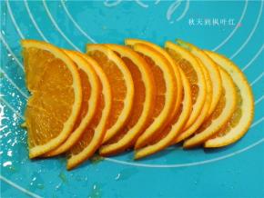 将香橙切片备用；
