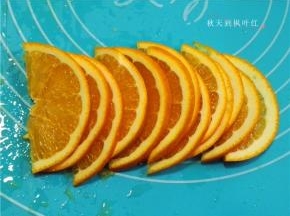 将香橙切片备用；