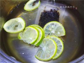放入柠檬片盖上盖子焖三分钟成红茶；然后将红茶包捞出。