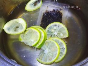 放入柠檬片盖上盖子焖三分钟成红茶；然后将红茶包捞出。