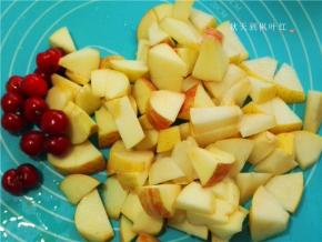 苹果、梨子洗干净后去核切小块，樱桃洗净；