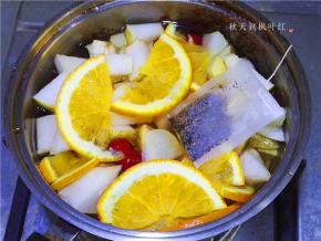 将苹果、梨子、香橙片、樱桃放进红茶里，再放进一个红茶包，煮五分钟关火，捞出红茶包即可。