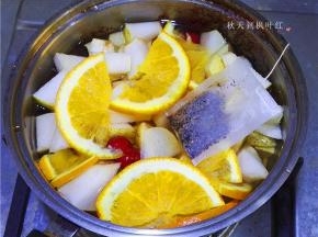 将苹果、梨子、香橙片、樱桃放进红茶里，再放进一个红茶包，煮五分钟关火，捞出红茶包即可。