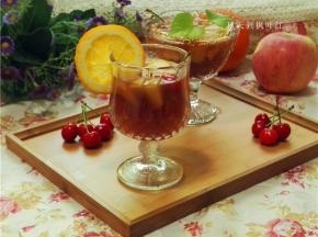 夏日里将凉茶冷藏后再饮用风味更佳，更清凉。