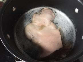 将猪头皮洗净后放入锅中，加入姜块焯去血沫