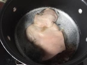 将猪头皮洗净后放入锅中，加入姜块焯去血沫