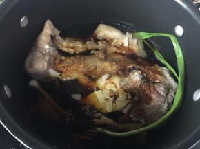 倒去血沫后锅里加入适量清水，放入猪皮和生抽、老抽、香料、盐、冰糖、蒜苗搅拌均匀后开火煮沸腾后转中火慢煮30分钟（中间要多翻面）