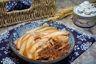 切皮后淋入白醋、生抽、麻油（喜欢蒜末的也可以加些蒜末）