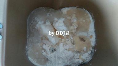 水油皮食材全放进面包机桶内，揉面一个程序