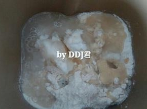 水油皮食材全放进面包机桶内，揉面一个程序