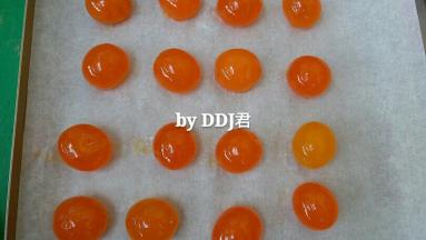 揉面的时候，蛋黄先剥出来