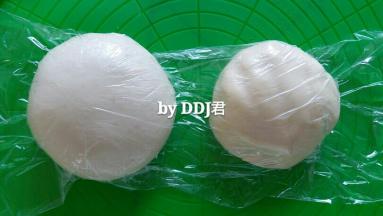 酥皮的食材混合。水油皮揉好后，都覆盖保鲜膜松弛30分钟