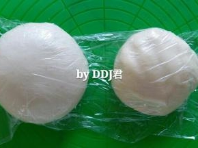 酥皮的食材混合。水油皮揉好后，都覆盖保鲜膜松弛30分钟