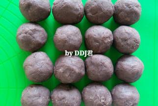 醒皮的时候，用豆沙把蛋黄包起来，直接包的生的