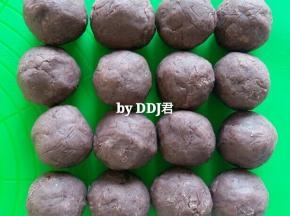 醒皮的时候，用豆沙把蛋黄包起来，直接包的生的
