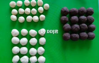 面团醒半个小时后，把油皮和酥皮均匀分成16份，全程覆盖保鲜膜