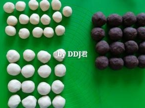面团醒半个小时后，把油皮和酥皮均匀分成16份，全程覆盖保鲜膜
