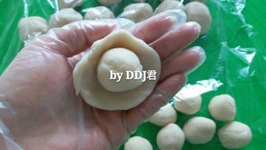 水油皮包住酥皮，全部包好，用保鲜膜覆盖