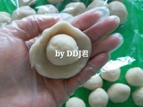 水油皮包住酥皮，全部包好，用保鲜膜覆盖
