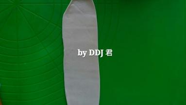 拿起一个包好的面团，收口朝下，用擀面杖擀成长舌状