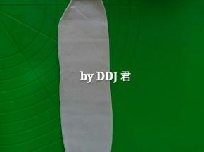 拿起一个包好的面团，收口朝下，用擀面杖擀成长舌状
