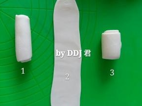 再重复擀一遍。。拿起一个卷儿，擀成长舌状，再由上至下卷起