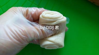 拿起一个卷，从中间捏下去，两边捏紧