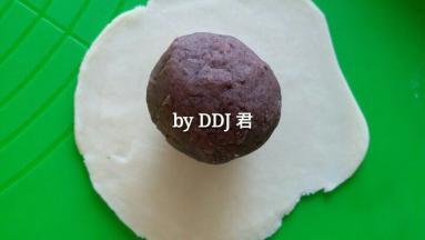 皮擀圆，包上馅儿