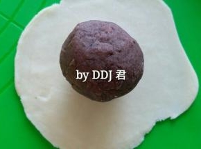 皮擀圆，包上馅儿