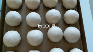 包好收口朝下，全部放进烤盘。。烤箱200度预热