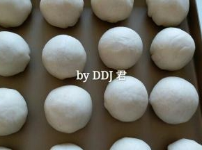 包好收口朝下，全部放进烤盘。。烤箱200度预热