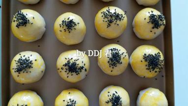 刷上蛋液，撒上黑芝麻