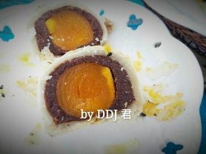 200度烘烤45分钟。。。中途上色后盖锡纸。一定要烤到45分钟，图上这是烤了35分钟的样子