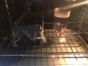 盖保鲜膜和一杯热水，不开发酵功能，关好烤箱门，进行发酵。