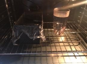 盖保鲜膜和一杯热水，不开发酵功能，关好烤箱门，进行发酵。