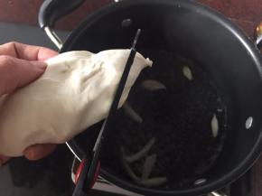 锅里烧开水后用剪刀将和好的面用剪刀剪入锅中