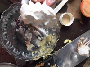 花蟹切口处沾上生粉